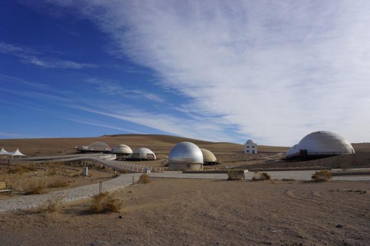 2023年11月28日拍攝的甘肅省武威市民勤縣“摘星小鎮(zhèn)”一角。新華社記者 賈釗 攝