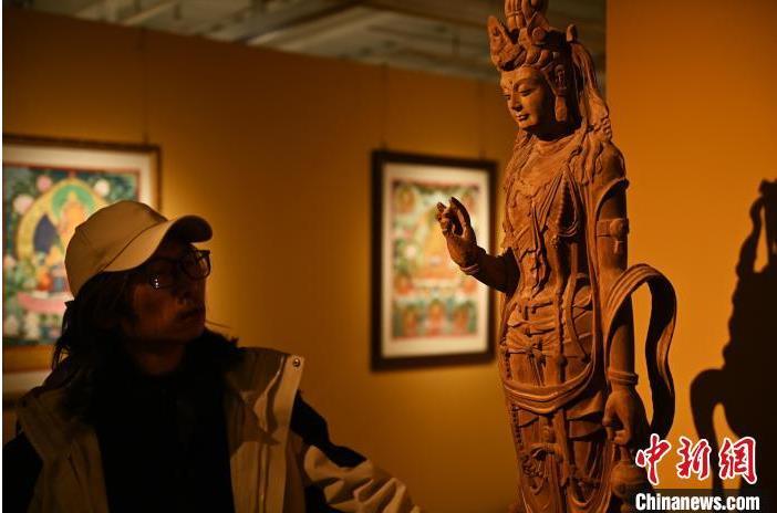 圖為季茂杰觀察自己創(chuàng)作的敦煌木雕。李亞龍 攝</p>
<p>