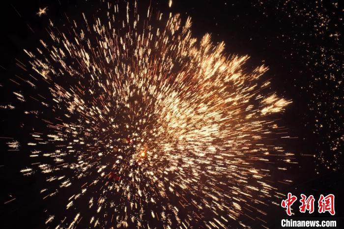 據(jù)悉，“花”與“發(fā)”諧音，取“打花打花，越打越發(fā)”之意。“打鐵花”不僅蘊(yùn)含著人們祈福納祥的美好愿望，也展現(xiàn)了民間生鐵冶煉傳統(tǒng)技藝的工匠精神。侯奇志 攝