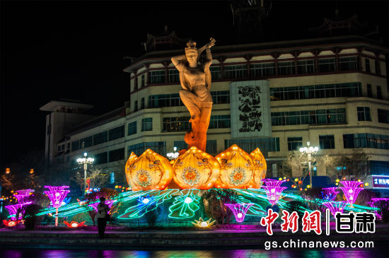 2024年春節(jié)期間，敦煌市中心盤旋路上的反彈琵琶燈組。王斌銀 攝