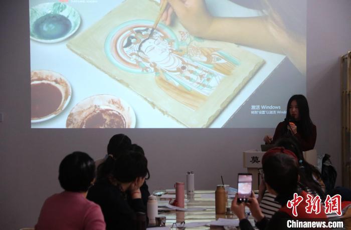 2023年2月，在敦煌研究院莫高學(xué)堂，研學(xué)導(dǎo)師給學(xué)員講授敦煌壁畫臨摹技法?！　垥粤?攝