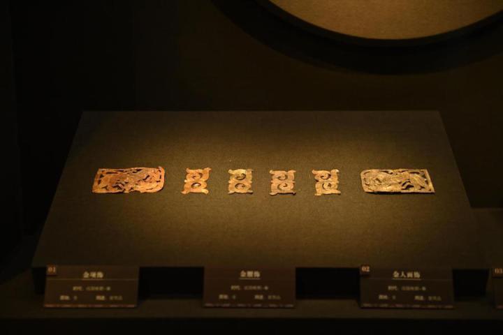 張家川縣馬家塬車輿博物館展陳的馬家塬遺址出土的金項(xiàng)飾、金腰飾、金人畫飾等。李亞龍 攝　　