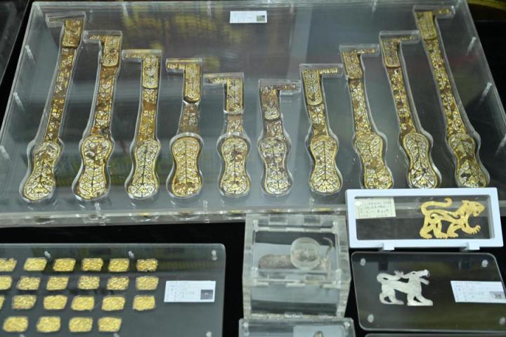 張家川馬家塬出土的金帶飾、大角羊、人形鉛俑及狼形銀車輿飾等文物。