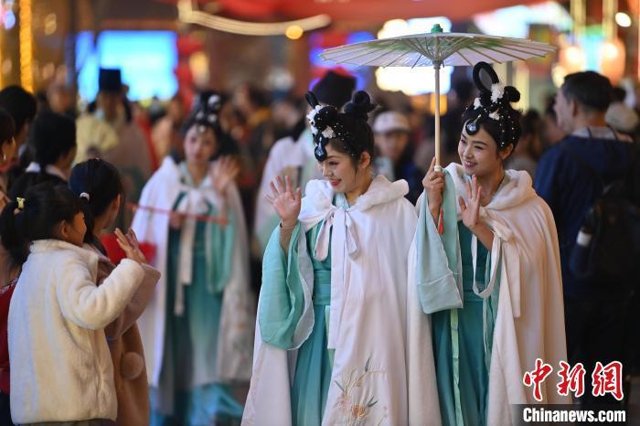 圖為街區(qū)人員著傳統(tǒng)服飾與游人互動(dòng)。李亞龍 攝</p>
<p>