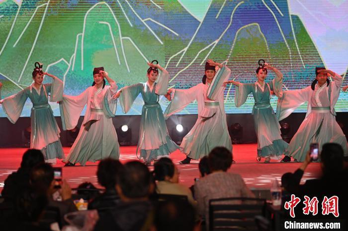 圖為工作人員進(jìn)行舞蹈表演。李亞龍 攝