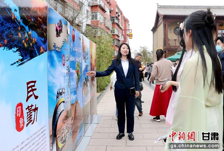 3月下旬，民勤縣在天水啟漢樓廣場舉行推介會，宣傳本地旅游資源和農(nóng)特優(yōu)產(chǎn)品。圖為工作人員向游客介紹民勤自然風光、歷史文化。馬愛彬 攝