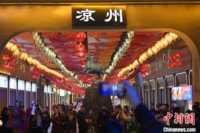 圖為游人拍攝煥然一新亮相的街區(qū)。李亞龍 攝</p><p>