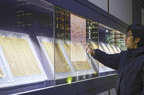 3月6日，工作人員在荊門市博物館新館內楚簡展廳展示使用互動裝置。新華每日電訊記者　胡競文