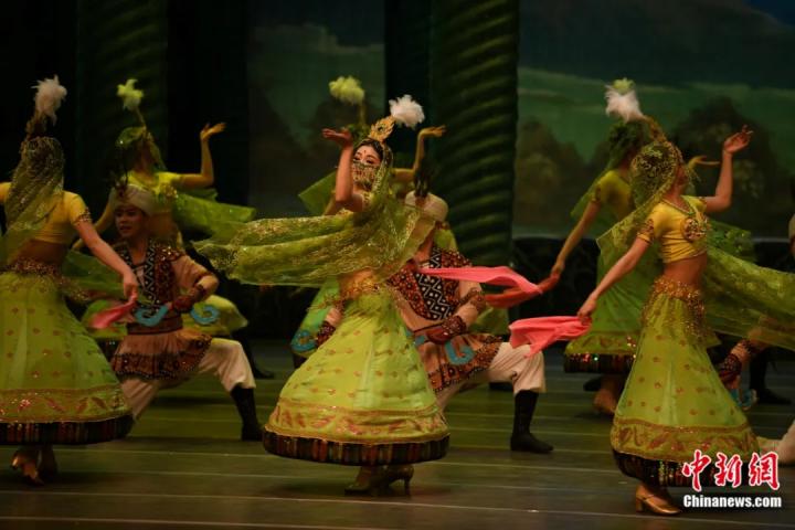2024年2月23日晚，中國(guó)經(jīng)典舞劇《絲路花雨》在甘肅蘭州演出恭賀新春。李亞龍 攝