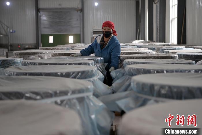 5月10日，工作人員檢查裝有酒糟的壇子。九美旦增　攝