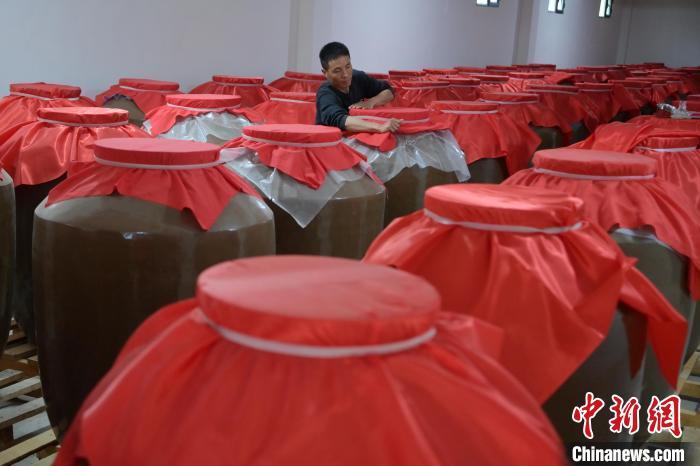 圖為5月10日，工作人員在儲酒庫檢查酒缸密封性。九美旦增　攝