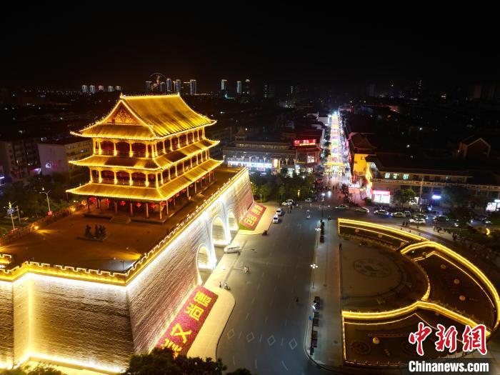 圖為武威市標(biāo)志性建筑涼州古城門燈光亮起。(無(wú)人機(jī)照片) 　戴文昌 攝</p><p>