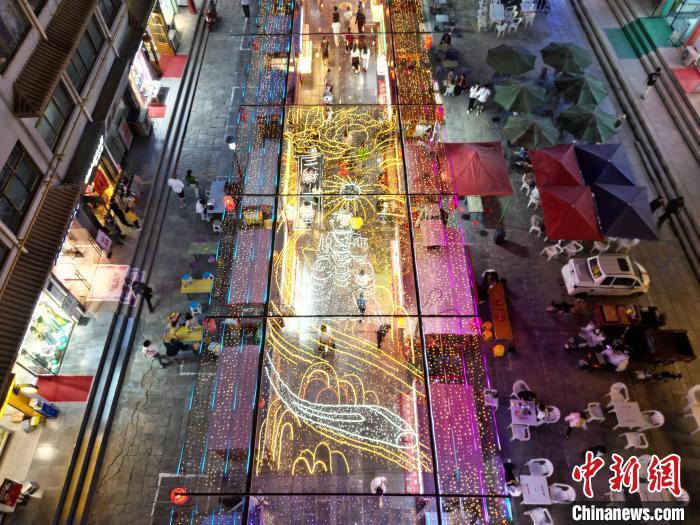 圖為明清街夜市燈光點(diǎn)亮具有武威文化元素的“天梯山石窟”彩燈。(無(wú)人機(jī)照片) 　戴文昌 攝</p><p>