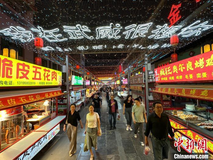 圖為明清街夜市燈光點(diǎn)亮“我在武威很想你”?！〈魑牟?攝</p><p>