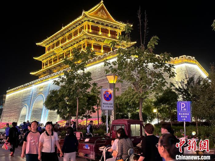 圖為夜幕降臨，涼州古城門燈光亮起?！〈魑牟?攝