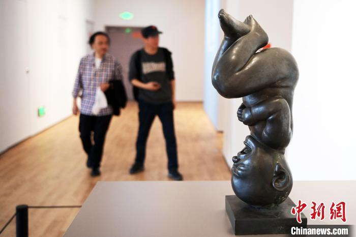 5月21日，觀眾參觀“絲路印跡”雕塑藝術(shù)作品展展出的雕塑作品。九美旦增 攝</p>
<p>