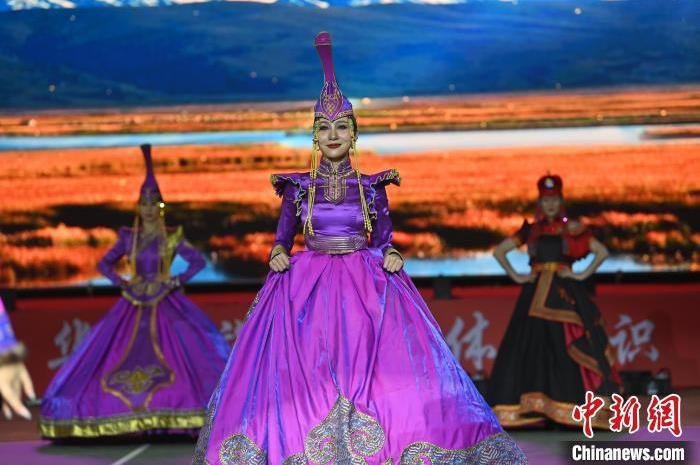圖為開幕式現(xiàn)場蒙古族服飾秀。李亞龍 攝</p>
<p>