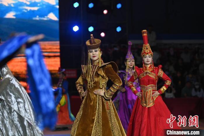 圖為開幕式現(xiàn)場蒙古族服飾秀。李亞龍 攝</p>
<p>