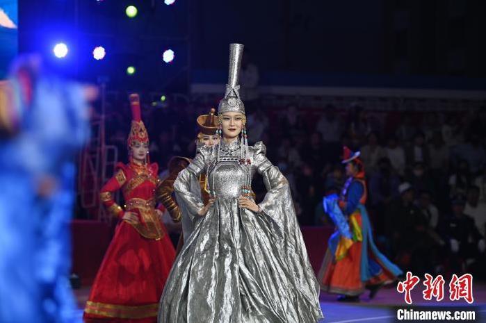 圖為開幕式現(xiàn)場蒙古族服飾秀。李亞龍 攝</p>
<p>