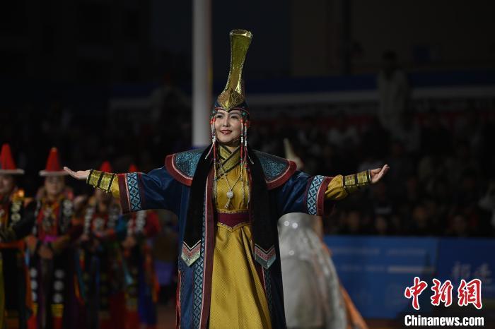 圖為開幕式現(xiàn)場蒙古族服飾秀。李亞龍 攝