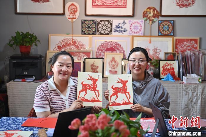 6月6日，在甘肅敦煌青年夜校課程中，青年學(xué)員展示學(xué)習(xí)敦煌非遺剪紙的成果。李亞龍 攝　　