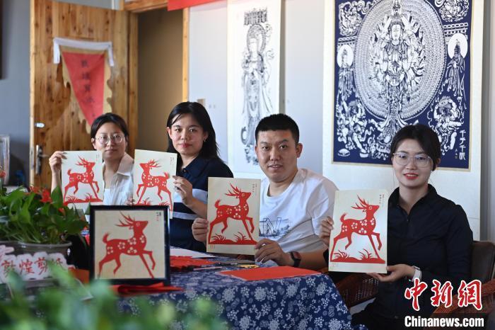 6月6日，在甘肅敦煌青年夜校課程中，青年學(xué)員展示學(xué)習(xí)敦煌非遺剪紙的成果。李亞龍 攝　　
