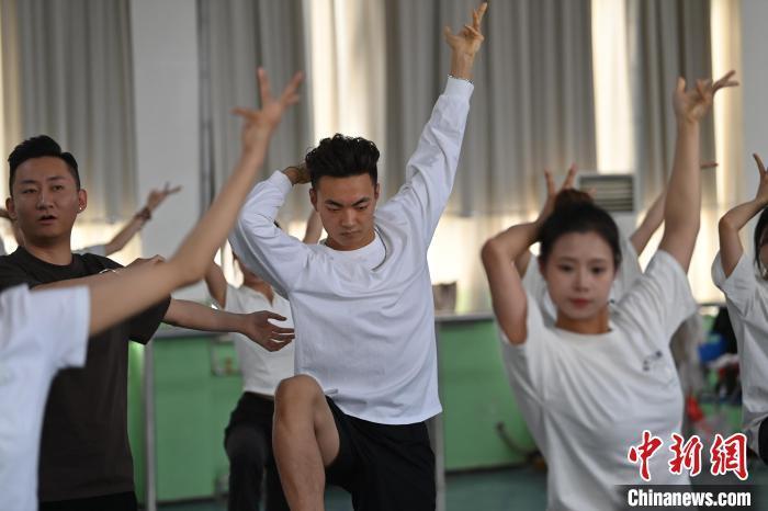 6月6日，在甘肅敦煌青年夜校課程中，青年學(xué)員學(xué)習(xí)敦煌舞課程。李亞龍 攝　　