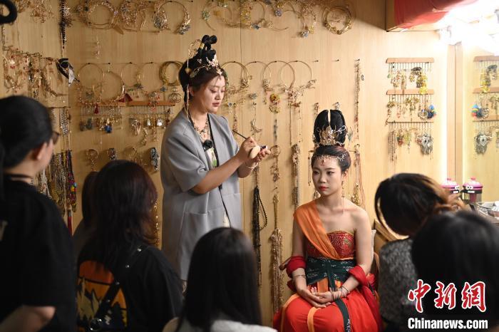 6月6日，在甘肅敦煌青年夜校課程中，青年學(xué)員學(xué)習(xí)敦煌美妝課程。李亞龍 攝