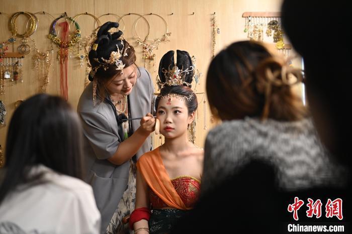 6月6日，在甘肅敦煌青年夜校課程中，青年學(xué)員學(xué)習(xí)敦煌美妝課程。李亞龍 攝　　