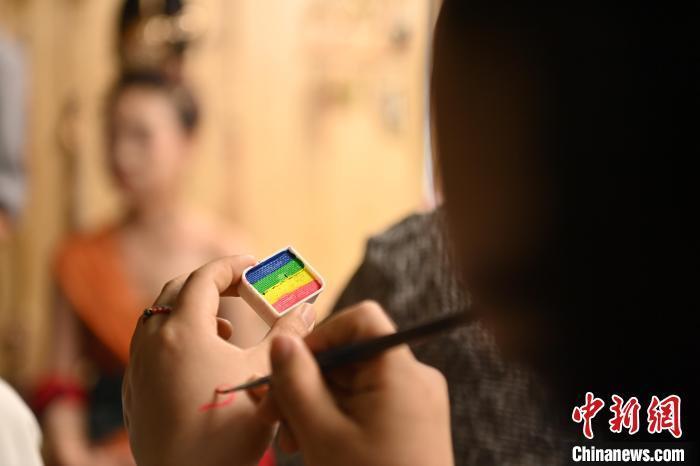 6月6日，在甘肅敦煌青年夜校課程中，青年學(xué)員學(xué)習(xí)敦煌美妝課程。李亞龍 攝　　