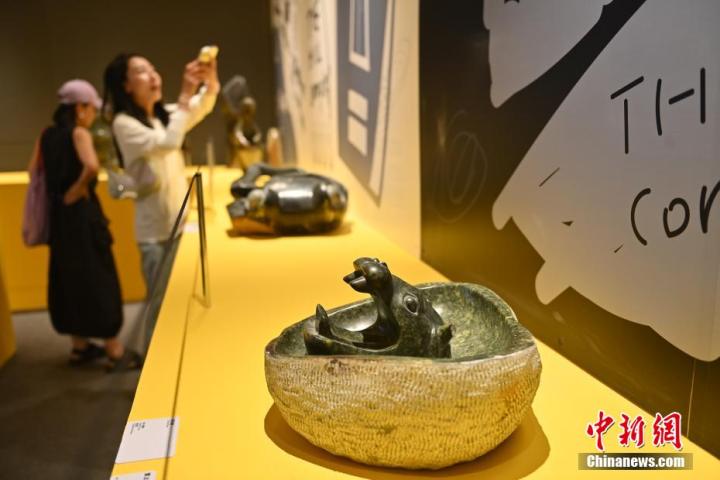 圖為該藝術展展陳的蛇紋石作品《河馬池》。中新社記者 李亞龍 攝