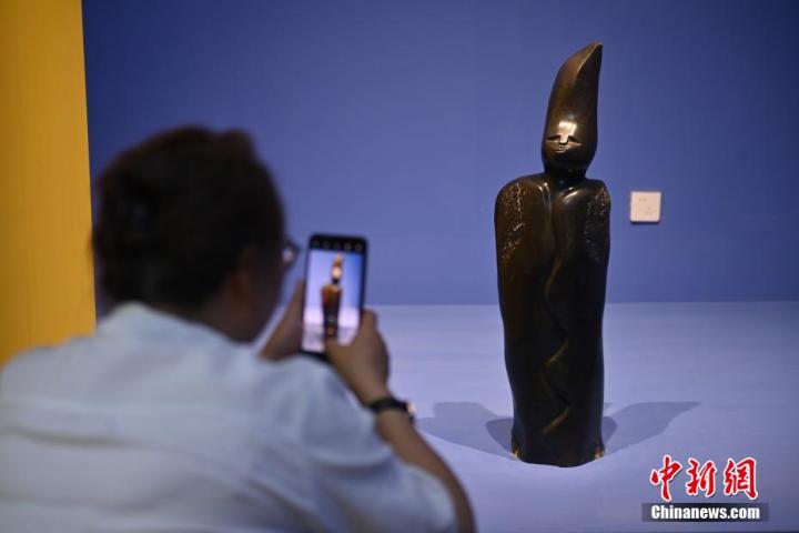 圖為游客拍攝蛇紋石作品《貴婦人》。中新社記者 李亞龍 攝