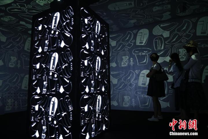 圖為游客參觀藝術展。中新社記者 李亞龍 攝