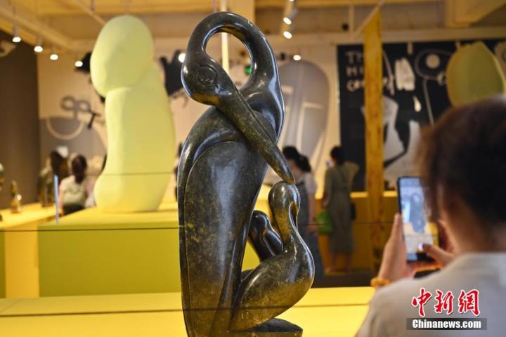 圖為游客拍攝蛇紋石作品《依戀》。中新社記者 李亞龍 攝