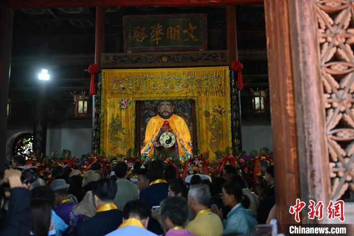 6月21日，2024(甲辰)年公祭中華人文始祖伏羲大典在甘肅天水舉行，來(lái)自海峽兩岸及港澳地區(qū)約500人現(xiàn)場(chǎng)共祭中華人文始祖伏羲。中新社記者 李亞龍 攝