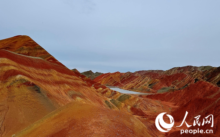 雨后的七彩丹霞，顏色格外艷麗。人民網(wǎng)記者 徐冬兒攝