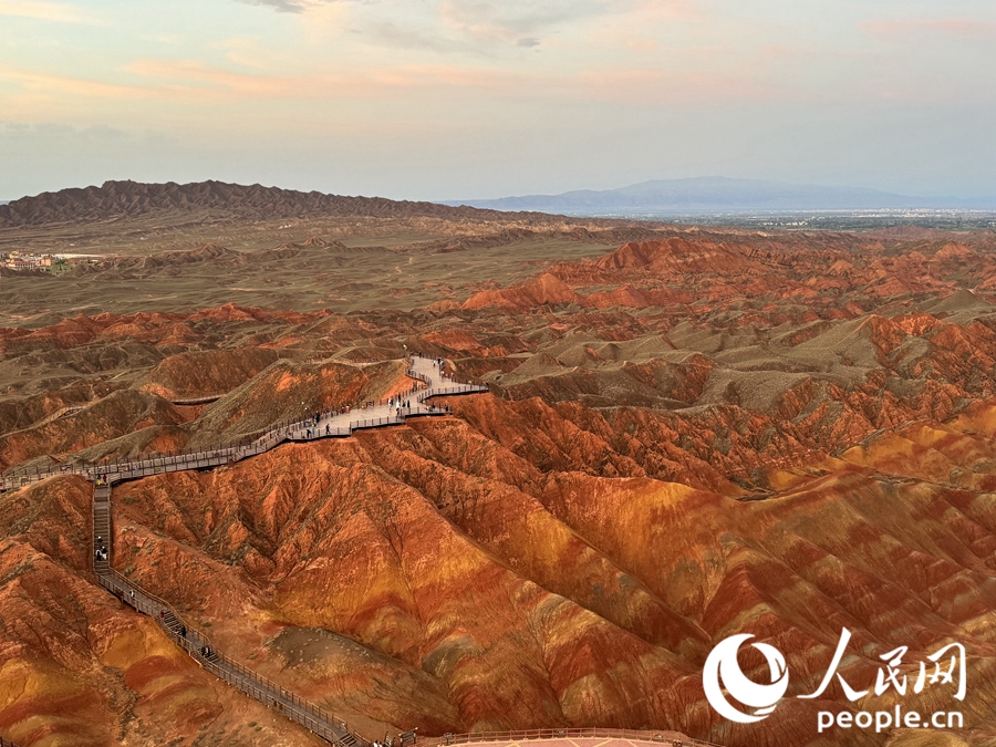 日落時(shí)分，余暉與丹霞交相輝映。人民網(wǎng)記者 徐冬兒攝