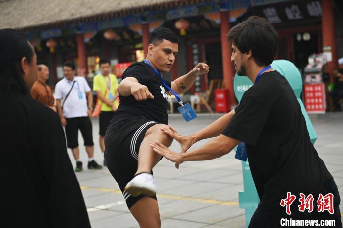 7月14日，甘肅省平?jīng)鍪嗅轻忌骄皡^(qū)內(nèi)，外籍武術(shù)愛(ài)好者切磋武藝。7月13日至14日，“2024年北京體育大學(xué)第十五屆國(guó)際武術(shù)比賽交流大會(huì)暨首屆崆峒山國(guó)際武術(shù)大會(huì)”舉行，大會(huì)也在崆峒山景區(qū)進(jìn)行問(wèn)道崆峒、武術(shù)高級(jí)研修班、崆峒拜師等系列活動(dòng)。中新社記者 李亞龍 攝