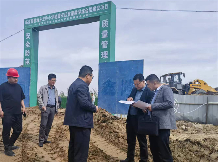 州紀(jì)委監(jiān)委督查組在臨夏縣營(yíng)灘鄉(xiāng)龍臥小學(xué)災(zāi)后重建教學(xué)綜合樓建設(shè)項(xiàng)目施工現(xiàn)場(chǎng)開展督導(dǎo)檢查。.jpg