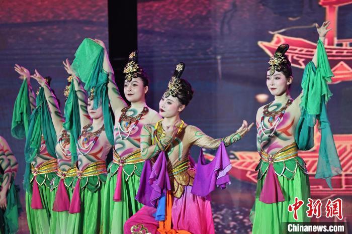 7月19日晚，第五屆黃河之濱文藝展演在蘭州體育文化廣場開幕。圖為開幕式演出敦煌舞蹈。張曦予 攝