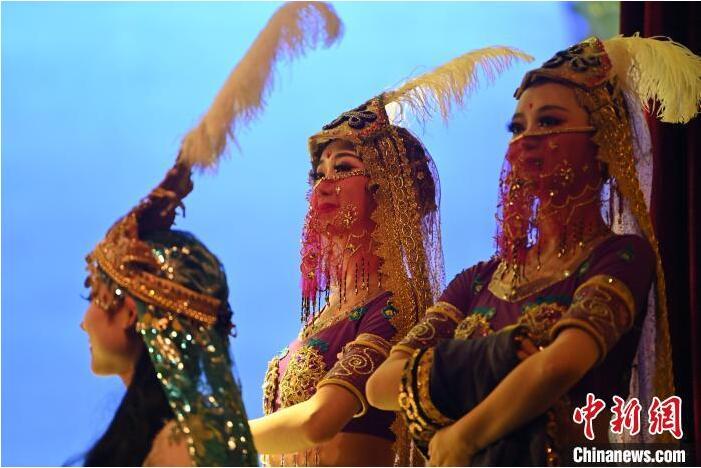 7月18日晚，中國經(jīng)典舞劇《絲路花雨》在甘肅蘭州黃河劇院進(jìn)行演出。中國經(jīng)典舞劇《絲路花雨》迎來45周年，7月17日-8月4日在蘭州開啟為期多天的駐場演出。該舞劇取材于敦煌莫高窟壁畫，集中國霓裳羽衣舞、敦煌舞、印度舞、黑巾舞、波斯馬鈴舞等于一身，自1979年演出至今，該劇先后在40多個國家和地區(qū)演出近4000場，觀眾550多萬人次。中新社記者 李亞龍 攝</p>
<p>