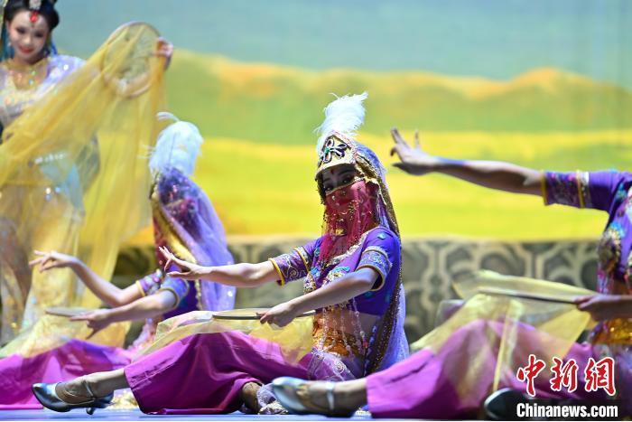 7月18日晚，中國經(jīng)典舞劇《絲路花雨》在甘肅蘭州黃河劇院進(jìn)行演出。中國經(jīng)典舞劇《絲路花雨》迎來45周年，7月17日-8月4日在蘭州開啟為期多天的駐場演出。該舞劇取材于敦煌莫高窟壁畫，集中國霓裳羽衣舞、敦煌舞、印度舞、黑巾舞、波斯馬鈴舞等于一身，自1979年演出至今，該劇先后在40多個國家和地區(qū)演出近4000場，觀眾550多萬人次。中新社記者 李亞龍 攝</p>
<p>