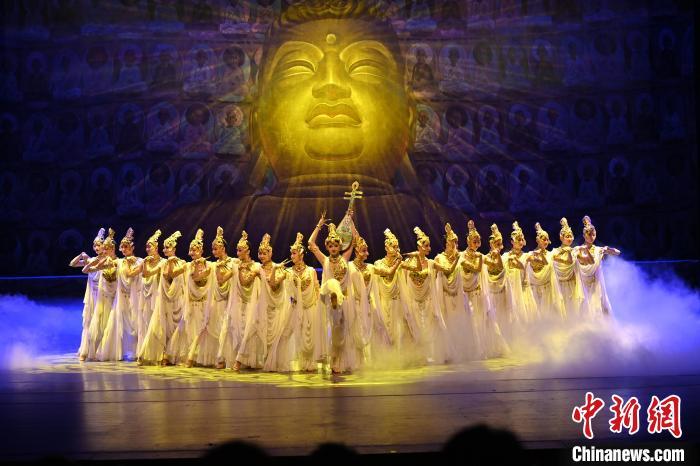 7月18日晚，中國經(jīng)典舞劇《絲路花雨》在甘肅蘭州黃河劇院演出。李亞龍 攝