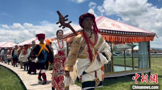 2024年6月，甘肅甘南藏族自治州上演藏服時裝秀。(資料圖)高瑩 攝