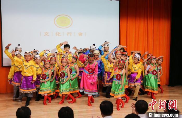 圖為蘭州大學文化行者團隊走進民族社區(qū)，開展系列活動。(資料圖)蘭州大學供圖