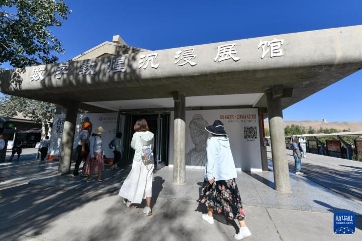 7月22日，游客排隊進入“尋境敦煌——數(shù)字敦煌沉浸展”場館。新華社記者 郎兵兵 攝</p>
<p>