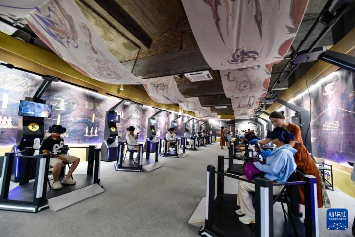 7月22日，游客線下體驗“尋境敦煌——數(shù)字敦煌沉浸展”。新華社記者 郎兵兵 攝</p>
<p>