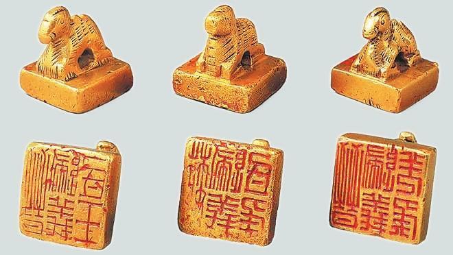 從左至右依次為“晉歸義羌侯”金印、“晉歸義氐王”金印、“魏歸義氐侯”金印