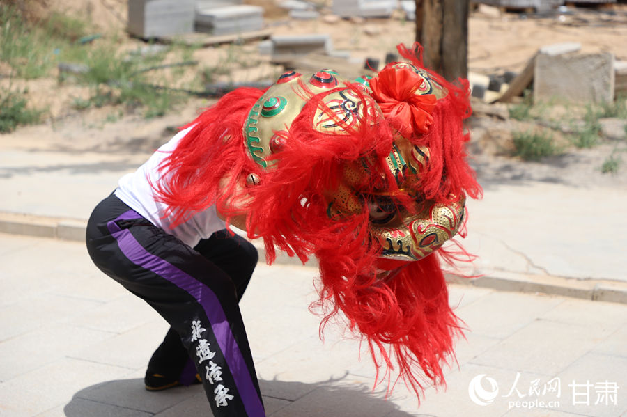 柴宗峰在桃林村展示蘭州北獅風采。人民網(wǎng)記者 焦隆攝