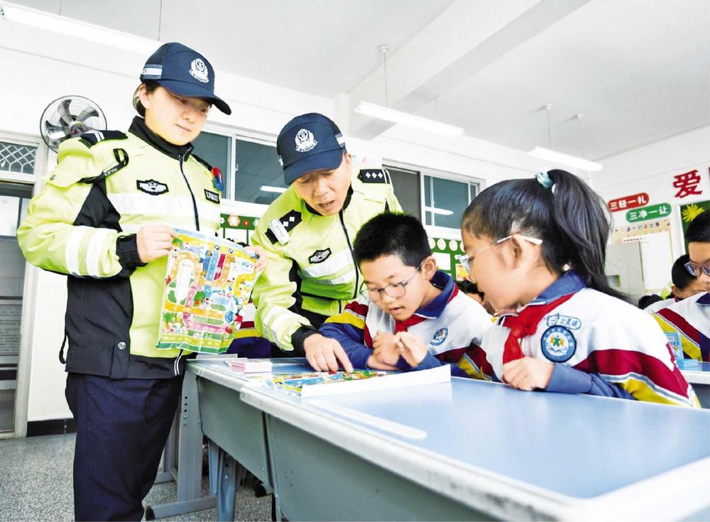 臨澤交警普及交通安全知識(shí)